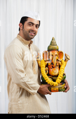 Maharashtrian Mann hält ein Idol von Lord Ganesha Ganesh Chaturthi Festival Stockfoto