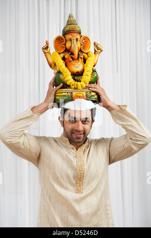 Maharashtrian Mann mit einem Idol von Lord Ganesha Ganesh Chaturthi Festival Stockfoto