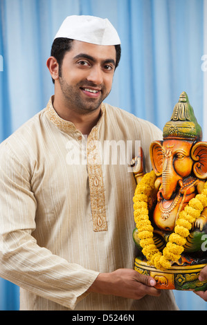 Maharashtrian Mann hält ein Idol von Lord Ganesha Ganesh Chaturthi Festival Stockfoto