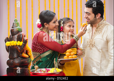 Maharashtrian Familie feiern Ganesh Chaturthi festival Stockfoto