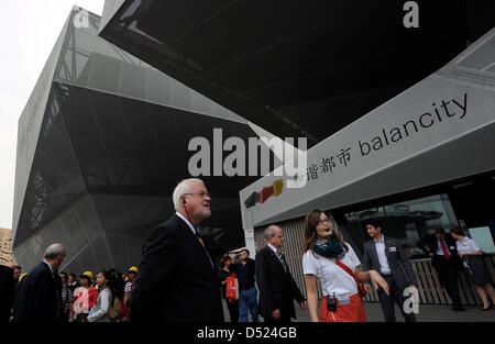 Bundesland Schleswig-Holstein Ministerpräsident Peter Harry Carstensen besucht die EXPO in Shanghai, China, 15. Oktober 2010. Herr Carstensen ist bei einem einwöchigen Besuch nach China. Foto: CARSTEN REHDER Stockfoto