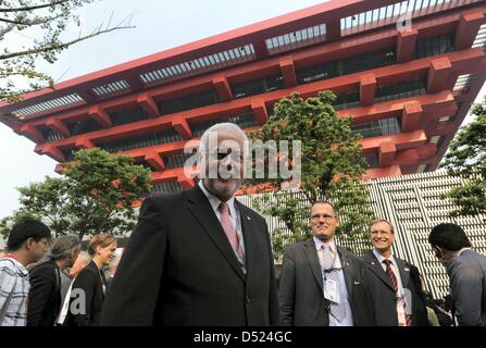 Bundesland Schleswig-Holstein Ministerpräsident Peter Harry Carstensen besucht die EXPO in Shanghai, China, 15. Oktober 2010. Herr Carstensen ist bei einem einwöchigen Besuch nach China. Foto: CARSTEN REHDER Stockfoto