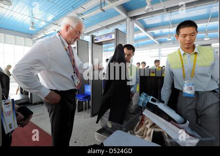 Bundesland Schleswig-Holstein Ministerpräsident Peter Harry Carstensen besucht die EXPO in Shanghai, China, 15. Oktober 2010. Herr Carstensen ist bei einem einwöchigen Besuch nach China. Foto: CARSTEN REHDER Stockfoto