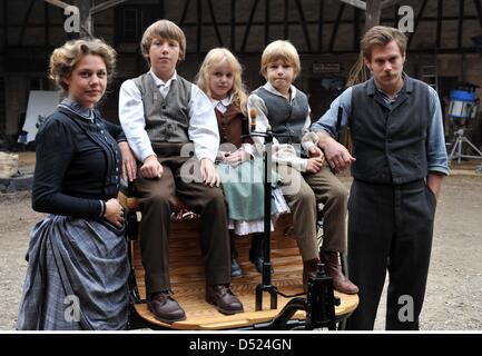 Deutsche Schauspieler Ken Duken als Carl Benz (R) und Felicitas Woll als Bertha Benz (L) mit Kindern (L-R) Jonas Krstic als Eugen Benz, Julia Brendt als Klara Benz und Eric Wuest als Richard Benz stellen während der Dreharbeiten der deutschen TV-Drama "Carl & Bertha" in Neuried-Ichenheim, Deutschland, 15. Oktober 2010. Der Film ist auf die Erfindung des Automobils und einer großen Liebesgeschichte. Foto: ROLD HAID Stockfoto