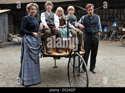 Deutsche Schauspieler Ken Duken als Carl Benz (R) und Felicitas Woll als Bertha Benz (L) mit Kindern (L-R) Jonas Krstic als Eugen Benz, Julia Brendt als Klara Benz und Eric Wuest als Richard Benz stellen während der Dreharbeiten der deutschen TV-Drama "Carl & Bertha" in Neuried-Ichenheim, Deutschland, 15. Oktober 2010. Der Film ist auf die Erfindung des Automobils und einer großen Liebesgeschichte. Foto: ROLD HAID Stockfoto