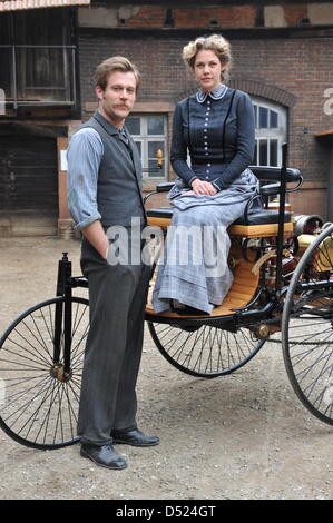 Deutsche Schauspieler Ken Duken als Carl Benz (L) und Felicitas Woll als Bertha Benz (R) darstellen, während der Dreharbeiten der deutschen TV-Drama "Carl & Bertha" in Neuried-Ichenheim, Deutschland, 15. Oktober 2010. Der Film ist auf die Erfindung des Automobils und einer großen Liebesgeschichte. Foto: ROLD HAID Stockfoto