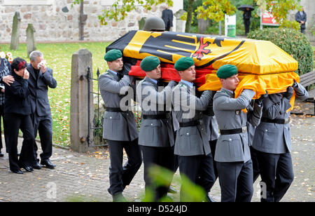 Soldaten tragen den Sarg der Bundeswehr (Bundeswehr) Oberfeldwebel Florian Pauli aus der St. Lamberti Kirche in Selsingen, Deutschland, 15. Oktober 2010. Die 26 Jahre alte deutsche Fallschirmjäger wurde am 8. Oktober 2010 durch einen Sprengsatz in Baghlan Provinz Afghanistans getötet. Foto: FABIAN BIMMER Stockfoto