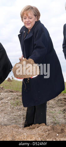 Bundeskanzlerin Angela Merkel macht der erste Spatenstich der Spatenstich für eine 19 Hektar großen Solarpark auf dem Gelände des ehemaligen Ton Dump in Grimmener, Deutschland, 15. Oktober 2010. Der Solarpark von 20 Millionen Euro werden von IBC Solar geleitet und soll zur Energiegewinnung für 2.200 Häuser, beginnend am Ende des Jahres 2010. Foto: Stefan Sauer Stockfoto