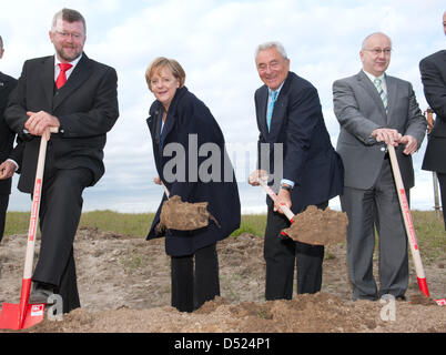 (L, R) Der Grimmener Bürgermeister machen county Commissioner der North Western Pomerania Ralf Drescher, IBC Solar CEO Udo Moehrstedt, Benno Ruester und Bundeskanzlerin Angela Merkel die erste schneidet der Spatenstich für eine 19 Hektar großen Solarpark auf dem Gelände einer ehemaligen Ton Dump in Grimmener, Deutschland, 15. Oktober 2010. 20 Millionen Euro-Solarpark wird ausgeführt von IBC Solar Ans soll zu gener Stockfoto