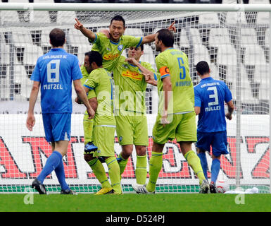 Bochums Chong Tese (C oben) jubelt über sein Tor für ein 0-1 Führung gegen den Karlsruher SC. Während deutsche zweite Bundesliga match SC Karlsruhe Vs VfL Bochum im Wildparkstadion in Karlsruhe, Deutschland, 16. Oktober 2010. Foto: Uli Deck (Achtung: EMBARGO Bedingungen! Die DFL ermöglicht die weitere Nutzung der Bilder im IPTV, mobile Dienste und anderen neuen Technologien nur keine früheren t Stockfoto