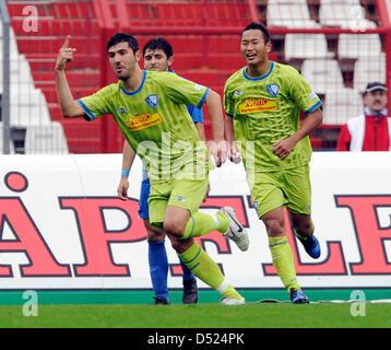 Der Stadt Bochum Anthar Yahia (L) jubelt über sein Tor für ein 0-2 Führung während der zweiten deutschen Bundesliga entsprechen SC Karlsruhe Vs VfL Bochum im Wildparkstadion in Karlsruhe, Deutschland, 16. Oktober 2010. Sein Teamkollege Chong Tese (R) erzielte das 0-1 früher. Foto: Uli Deck (Achtung: EMBARGO Bedingungen! Die DFL ermöglicht die weitere Nutzung der Bilder im IPTV, mobile Dienste und andere Stockfoto