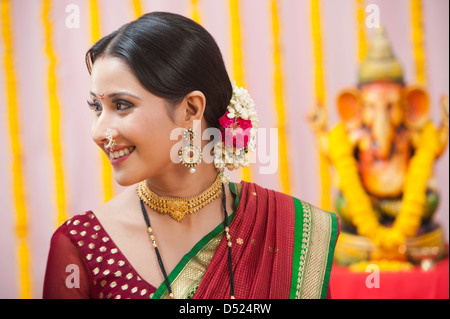 Maharashtrian Frau lächelnd während Ganesh Chaturthi festival Stockfoto