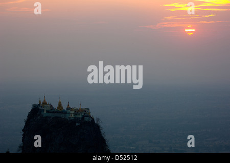 Der Mount Popa Tempel in Myanmar auf einen eindrucksvollen felsigen vulkanische Stecker ist mit 770 Stufen erreichen. Stockfoto