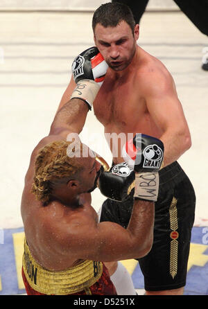 Ukrainische Boxer Vitali Klitschko (R) kämpft gegen US-Boxer Shannon Briggs in der WBC-Schwergewichts-WM in der 02 World in Hamburg, Deutschland, 16. Oktober 2010. Klitschko verteidigt seinen Titel gegen Briggs.  Foto: Fabian Bimmer Stockfoto