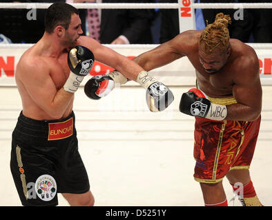 Ukrainische Boxer Vitali Klitschko (L) kämpft gegen US-Boxer Shannon Briggs in der WBC-Schwergewichts-WM in der 02 World in Hamburg, Deutschland, 16. Oktober 2010. Klitschko verteidigt seinen Titel gegen Briggs. Foto: Fabian Bimmer Stockfoto