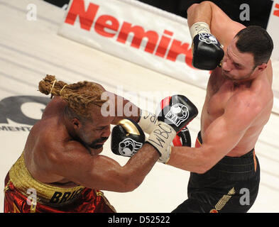 Ukrainische Boxer Vitali Klitschko (R) kämpft gegen US-Boxer Shannon Briggs in der WBC-Schwergewichts-WM in der 02 World in Hamburg, Deutschland, 16. Oktober 2010. Klitschko verteidigt seinen WBC-Titel gegen Briggs. Foto: Fabian Bimmer Stockfoto