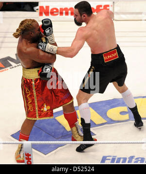 Ukrainische Boxer Vitali Klitschko (R) kämpft gegen US-Boxer Shannon Briggs in der WBC-Schwergewichts-WM in der 02 World in Hamburg, Deutschland, 16. Oktober 2010. Klitschko verteidigt seinen WBC-Titel gegen Briggs. Foto: Fabian Bimmer Stockfoto