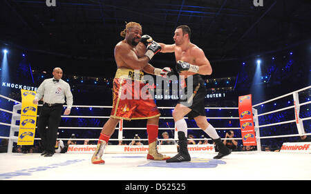 Ukrainische Boxer Vitali Klitschko (R) kämpft gegen US-Boxer Shannon Briggs in der WBC-Schwergewichts-WM in der 02 World in Hamburg, Deutschland, 16. Oktober 2010. Klitschko verteidigt seinen WBC-Titel gegen Briggs. Foto: Marcus Brandt Stockfoto