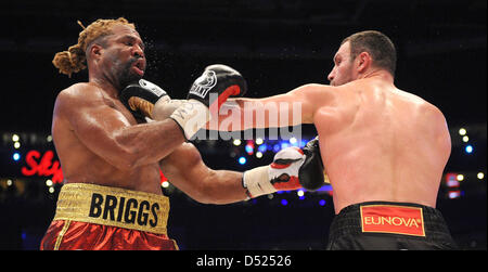 Ukrainische Boxer Vitali Klitschko (R) kämpft gegen US-Boxer Shannon Briggs in der WBC-Schwergewichts-WM in der 02 World in Hamburg, Deutschland, 16. Oktober 2010. Klitschko verteidigt seinen WBC-Titel gegen Briggs. Foto: Marcus Brandt Stockfoto