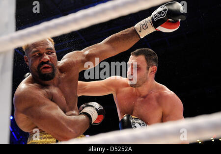 Ukrainische Boxer Vitali Klitschko (R) kämpft gegen US-Boxer Shannon Briggs in der WBC-Schwergewichts-WM in der 02 World in Hamburg, Deutschland, 16. Oktober 2010. Klitschko verteidigt seinen WBC-Titel gegen Briggs. Foto: Marcus Brandt Stockfoto