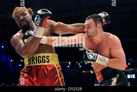 Ukrainische Boxer Vitali Klitschko (R) kämpft gegen US-Boxer Shannon Briggs in der WBC-Schwergewichts-WM in der 02 World in Hamburg, Deutschland, 16. Oktober 2010. Klitschko verteidigt seinen WBC-Titel gegen Briggs. Foto: Marcus Brandt Stockfoto