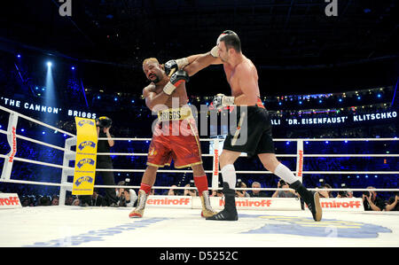 Ukrainische Boxer Vitali Klitschko (R) kämpft gegen US-Boxer Shannon Briggs in der WBC-Schwergewichts-WM in der 02 World in Hamburg, Deutschland, 16. Oktober 2010. Klitschko verteidigt seinen WBC-Titel gegen Briggs. Foto: Marcus Brandt Stockfoto