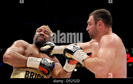 Ukrainische Boxer Vitali Klitschko (R) kämpft gegen US-Boxer Shannon Briggs in der WBC-Schwergewichts-WM in der 02 World in Hamburg, Deutschland, 16. Oktober 2010. Klitschko verteidigt seinen WBC-Titel gegen Briggs. Foto: Marcus Brandt Stockfoto