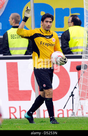 Frankfurts Torhüter Oka Nikolov Wellen nach er einen Elfmeter während Deutsche Bundesliga hält entsprechen FC Kaiserslautern gegen Eintracht Frankfurt in der Fritz-Walter-Stadion in Kaiserslautern, Deutschland, 17. Oktober 2010. Frankfurt gewinnt 3-0. Foto: Uli Deck Aufmerksamkeit: EMBARGO Bedingungen! Die DFL ermöglicht die weitere Nutzung der Bilder in Oth, IPTV und mobile services Stockfoto