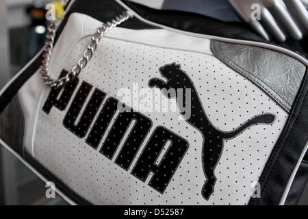 (Datei) - ein Dpa-Datei-Bild vom 20. April 2010 zeigt eine Tasche mit dem Logo des deutschen Sportartikelhersteller Puma in der Firmenzentrale in Herzogenaurauch, Deutschland. PUMA sucht, um seine Gesellschaftsform zu einer Europäischen Aktiengesellschaft zu ändern. Am 18. Oktober 2010 gab das Unternehmen bekannt, dass die Änderung auf einer Hauptversammlung im April 2011 endgültig vorgenommen werden. Foto: Stockfoto