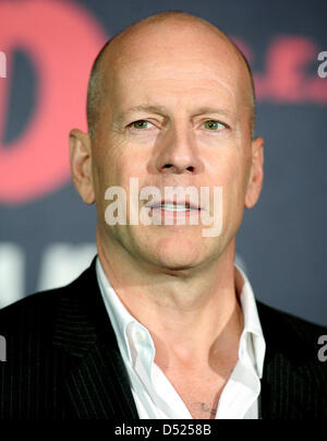 US-Schauspieler Bruce Willis posiert für ein Foto auf einem Fototermin für seinen neuen Film "R.E.D" in Berlin, Deutschland, 18. Oktober 2010. Die Action-Komödie Premieren am 28. Oktober 2010 in den deutschen Kinos. Foto: HANNIBAL HANSCHKE Stockfoto