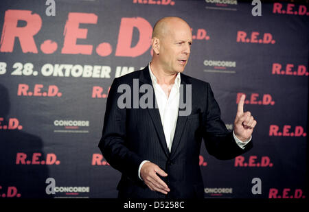 US-Schauspieler Bruce Willis posiert für ein Foto auf einem Fototermin für seinen neuen Film "R.E.D" in Berlin, Deutschland, 18. Oktober 2010. Die Action-Komödie Premieren am 28. Oktober 2010 in den deutschen Kinos. Foto: HANNIBAL HANSCHKE Stockfoto