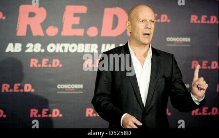 US-Schauspieler Bruce Willis posiert für ein Foto auf einem Fototermin für seinen neuen Film "R.E.D" in Berlin, Deutschland, 18. Oktober 2010. Die Action-Komödie Premieren am 28. Oktober 2010 in den deutschen Kinos. Foto: HANNIBAL HANSCHKE Stockfoto