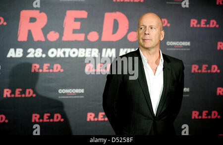 US-Schauspieler Bruce Willis posiert für ein Foto auf einem Fototermin für seinen neuen Film "R.E.D" in Berlin, Deutschland, 18. Oktober 2010. Die Action-Komödie Premieren am 28. Oktober 2010 in den deutschen Kinos. Foto: HANNIBAL HANSCHKE Stockfoto