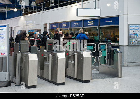 Ticket-Barrieren bei der u-Bahnstation Earls Court Stockfoto