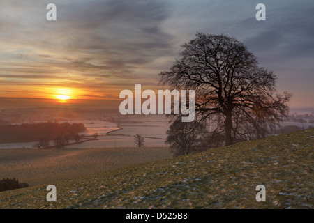 Schöner Sonnenaufgang Blick nach Süden über die Cheshire Ebene von Peckforton. Stockfoto