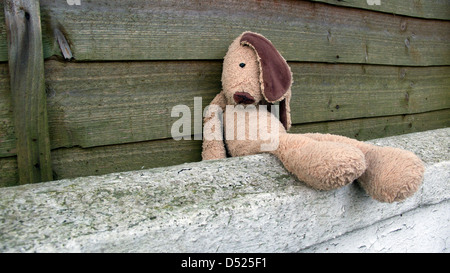 Verlassene Stofftier an Wand, Brighton, UK Stockfoto