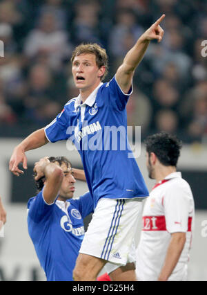 Schalke Benedikt Höwedes Gesten während der deutschen Bundesliga Spiel FC Schalke 04 Vs VfB Stuttgart im Stadion Veltins Arena in Gelsenkirchen, Deutschland, 16. Oktober 2010. Das Spiel wurde mit einem 2: 2 Unentschieden gebunden. Foto: Roland Weihrauch Stockfoto