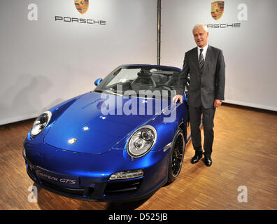 Porsche SE Vorstand Matthias Mueller kommt für die Bilanz-Pressekonferenz in Stuttgart, Deutschland, 19. Oktober 2010. Die deutsche Autobauer bietet einen Ausblick auf die Fusion mit Volkswagen (VW) und Porsche Zukunftsstrategien. Foto: BERND WEISSBROD Stockfoto