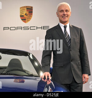 Porsche SE Vorstand Matthias Mueller kommt für die Bilanz-Pressekonferenz in Stuttgart, Deutschland, 19. Oktober 2010. Die deutsche Autobauer bietet einen Ausblick auf die Fusion mit Volkswagen (VW) und Porsche Zukunftsstrategien. Foto: BERND WEISSBROD Stockfoto