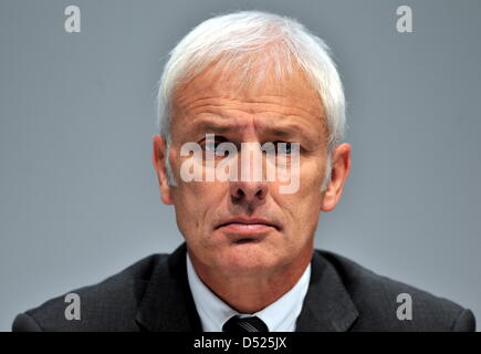 Porsche SE Vorstand Matthias Mueller kommt für die Bilanz-Pressekonferenz in Stuttgart, Deutschland, 19. Oktober 2010. Die deutsche Autobauer bietet einen Ausblick auf die Fusion mit Volkswagen (VW) und Porsche Zukunftsstrategien. Foto: BERND WEISSBROD Stockfoto