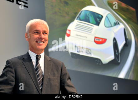 Porsche SE Vorstand Matthias Mueller kommt für die Bilanz-Pressekonferenz in Stuttgart, Deutschland, 19. Oktober 2010. Die deutsche Autobauer bietet einen Ausblick auf die Fusion mit Volkswagen (VW) und Porsche Zukunftsstrategien. Foto: BERND WEISSBROD Stockfoto