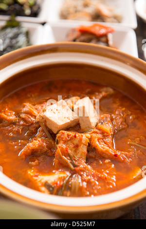 Koreanisches Essen, Kimchi Suppe (Eintopf mit Schweinefleisch mit Kimchi) namens "Kimchi Jigge". Stockfoto