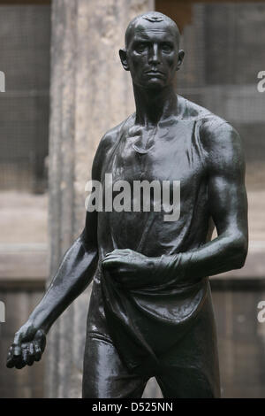 Die Bronzeskulptur ist "Saemann" (1896) des belgischen Künstlers Constantin Meunier auf dem Display am Kolonnadenhof in Berlin, Deutschland, 19. Oktober 2010. Der europäischen Moderne die meisten Außergewähnliche Skulptur wurde neu gekauft bei einer Christie's-Auktion für die Rückkehr in die National Gallery Berlin staatliche Museen von Deutschlands offizielle kulturelle Fondation und Hermann Reemtsma Stiftung unterstützt. Foto: STE Stockfoto