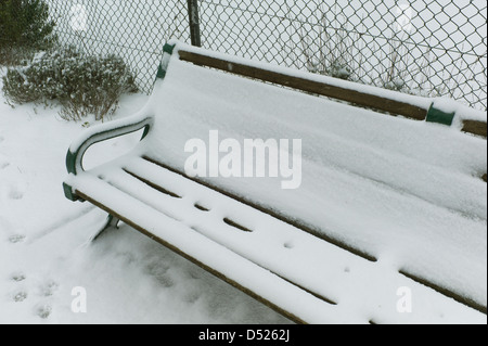 Schneebedeckte, Parkbank, Brighton, UK Stockfoto