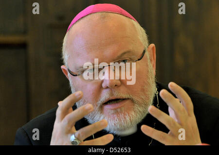 (Datei) - ein Bild datiert 5. November 2009 zeigt Erzbischof Reinhard Marx spricht während einer Pressekonferenz am Ende des Freisinger Bischofs-Konferenz in Freising, Deutschland. Papst Benedikt XVI möchte 24 neue Kardinäle ernennen. Unter ihnen ist Erzbischof von München und Freising, Reinhard Marx. Foto: Frank Leonhardt Stockfoto