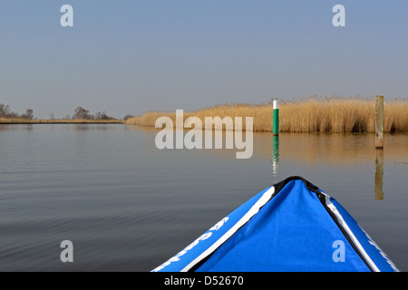 Navigation Beiträge reflektieren im Wasser, Tiefe gehen Deich zwischen Hickling Broad und Heigham Sound, Norfolk Broads National Park Stockfoto