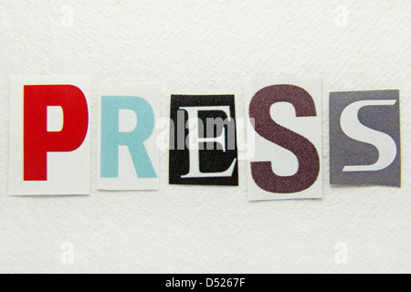 Word Press aus Zeitung auf gelbem Papier geschnitten Stockfoto