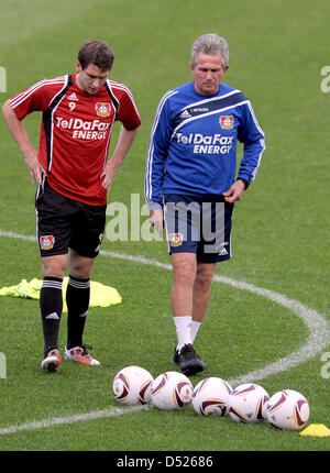 Leverkusens Trainer Jupp Heynckes im Gespräch mit seinem nach vorne Patrick Helmes während einer Trainingseinheit in Thessaloniki, Griechenland, 20. Oktober 2010. Am 21. Oktober 2010 spielt Leverkusen gegen Aris Thessaloniki in einer Gruppe B UEFA Europa League Spiel in Thessaloniki. Foto: FEDERICO GAMBARINI Stockfoto