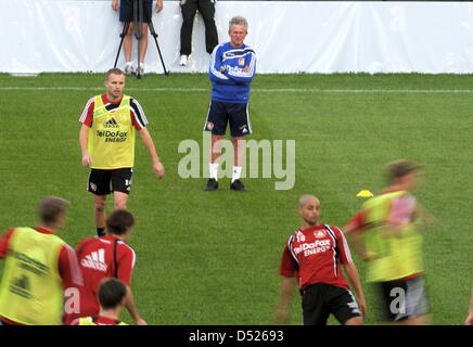 Leverkusens Trainer Jupp Heynckes beobachtet seine Spieler während einer Trainingseinheit in Thessaloniki, Griechenland, 20. Oktober 2010. Am 21. Oktober 2010 spielt Leverkusen gegen Aris Thessaloniki der Gruppe B UEFA Europa League in Thessaloniki. Foto: Federico Gambardini Stockfoto