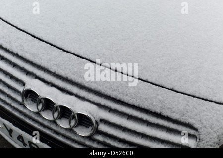 Schnee auf Audi Auto Abzeichen und Motorhaube, Brighton, UK Stockfoto